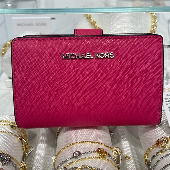 Michael Kors Medium Saffiano Leather Bifold Wallet
Dragonfruit
NWT - Picture 15 of 16
